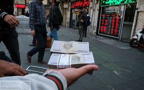 معامله گران بازار سهام و ارز دست به عصا شدند