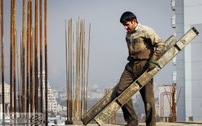 خروج کارگران افغان، ساخت‌وساز را کند کرد؟/ بیش از نیمی از نیروهای ساختمانی تهران اتباع بودند
