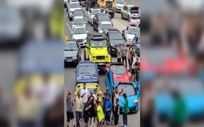 ماجرای بسته‌شدن جاده فیروزکوه توسط چند خودروی لاکچری