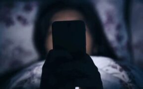 بعد از خواندن این مطلب دیگر در تاریکی با گوشی خود کار نمی‌کنید