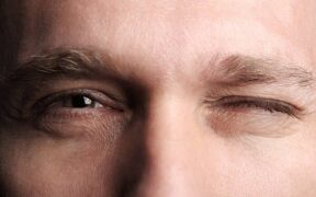 آیا بستن چشم ها به بهترین شنیدن کمک می کند؟