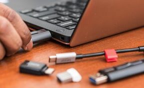 اخطار: هر چیزی را به پورت USB لپ‌تاپ خود وصل نکنید!