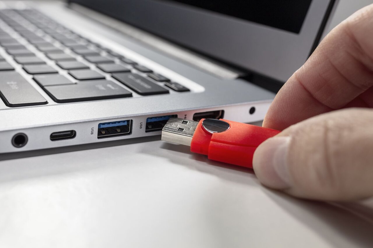 اخطار: هر چیزی را به پورت USB لپ‌تاپ خود وصل نکنید!