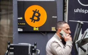 بیت‌کوین از جمع ۱۰ دارایی برتر خارج شد