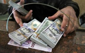 فروش دلار توسط شعب برخی بانک‌ها / بانک مرکزی پس از شوک قیمتی به بازار دست به کار شد