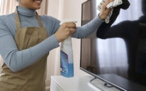 اشتباهات رایج هنگام تمیز کردن تلویزیون
