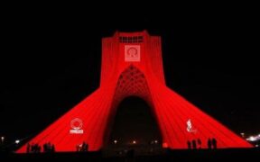 نقش‌ بستن نشان انتقال خون بر قامت برج آزادی