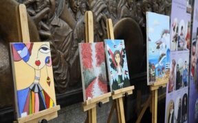 برپایی نمایشگاه آثار هنری بیماران پروانه‌ای در مترو