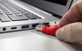 علامت D کنار پورت USB به چه معنایی است؟