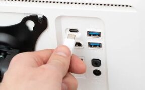علامت D کنار پورت USB چه کاربردی دارد؟