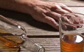 عوارض مصرف الکل را جدی بگیرید؛ از التهاب معده تا هپاتیت الکلی